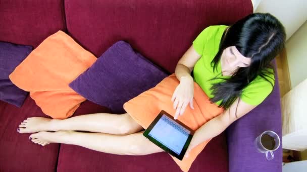 Vrouw schrijven e-mail met Tablet PC — Stockvideo