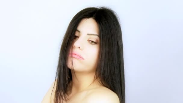 Kvinnan blir irriterad av dålig frisör — Stockvideo