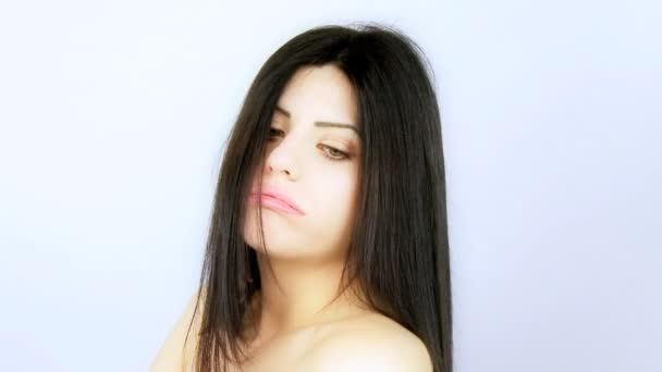 Femme obtenir ennuyé par mauvais coiffeur 