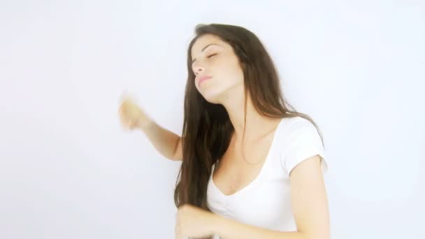 Женщина расчесывает длинные роскошные волосы — стоковое видео