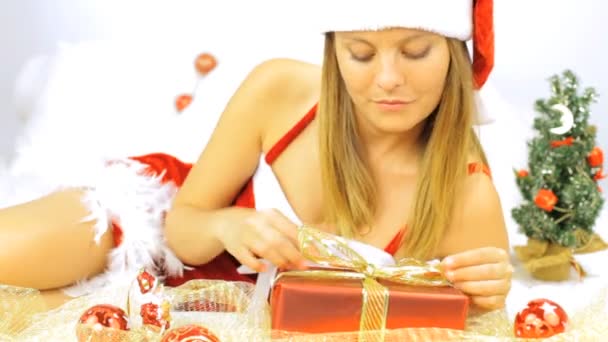Mujer santa claus acabado para empacar regalo de Navidad — Vídeo de stock