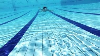 yüzücü unerwater im Yüzme Havuzu