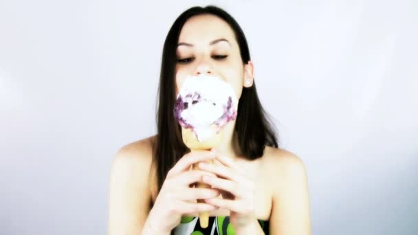 Γυναίκα τρώει παγωτό φρέσκα φρούτα — Αρχείο Βίντεο