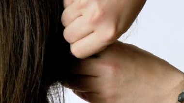 eller üzerinde profesyonel kuaför saç çalışma