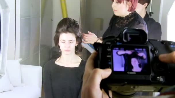 Modelo de moda recebendo cabelo feito — Vídeo de Stock