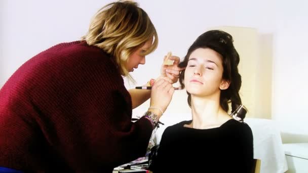 Maquillaje artista trabajando en modelo de moda — Vídeo de stock