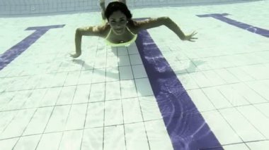 Sualtı eğleniyor kadın Yüzme