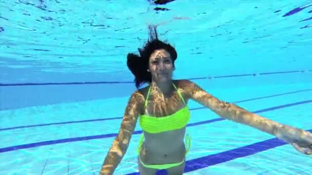 Mulher jogando underwater câmera lenta — Vídeo de Stock