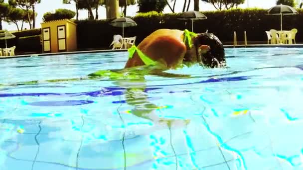 Lang natte haren in beweging komen uit het water — Stockvideo