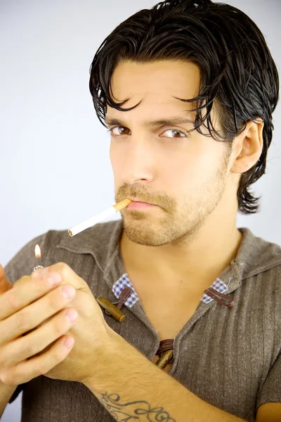 Yakışıklı adam aydınlatma Sigara — Stok fotoğraf