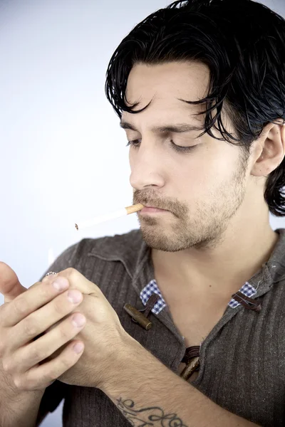 Adam için duman sigara başlamak üzere — Stok fotoğraf