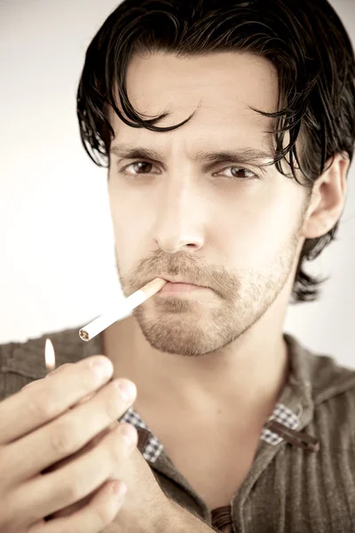 Homem macho forte fumando — Fotografia de Stock