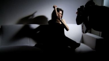 fotoğrafçı ve güzel kadın modeli