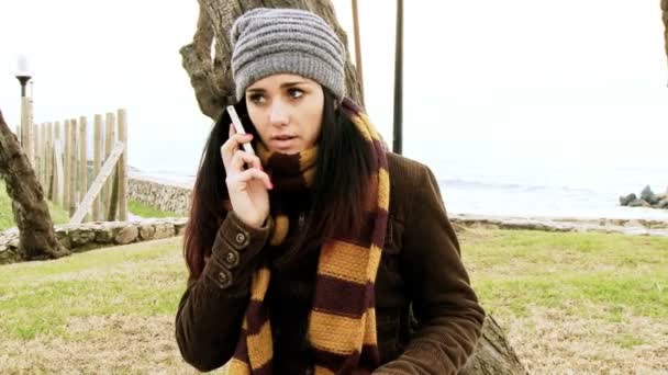 Жінка сердита розмова з мобільним телефоном . — стокове відео