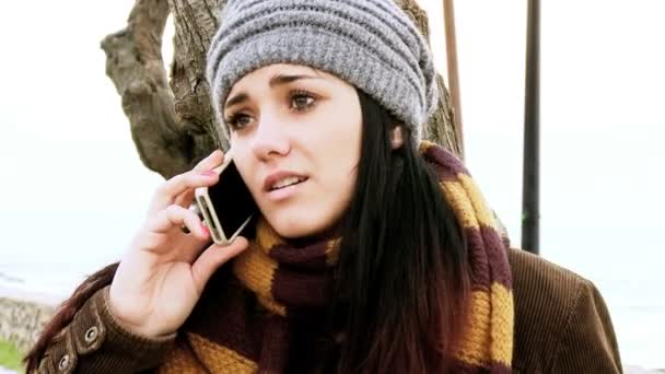 Kvinna kämpar på telefonen med pojkvän. — Stockvideo
