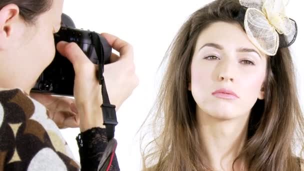 Fotograf fotografiert ein junges Mädchen — Stockvideo