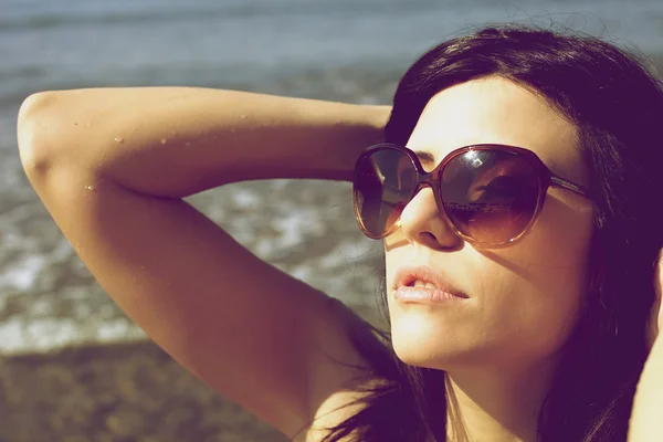 Styl foto žena užívat slunce a dovolená — Stock fotografie
