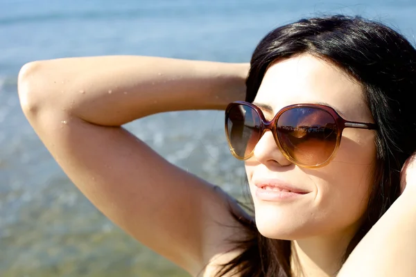 Женщина в солнечных очках наслаждается солнцем — стоковое фото