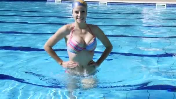 Frau macht Fitness im Wasser — Stockvideo