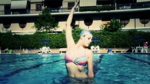 Bella ballerina che si esercita in acqua — Video Stock