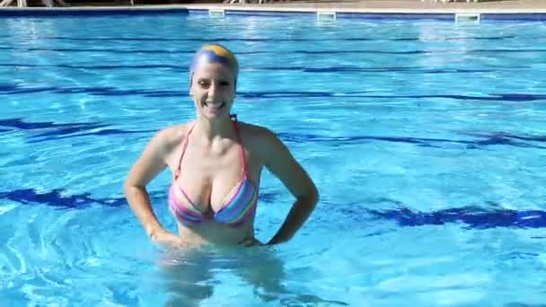 Fit mujer haciendo gimnasia en el agua — Vídeo de stock