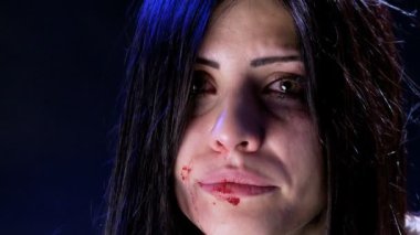 tek bir gözyaşı acı bırakarak dövülmüş kadın