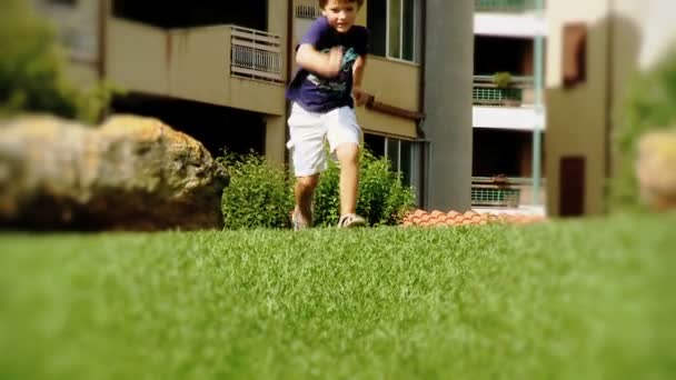 Malý chlapec běží — Stock video