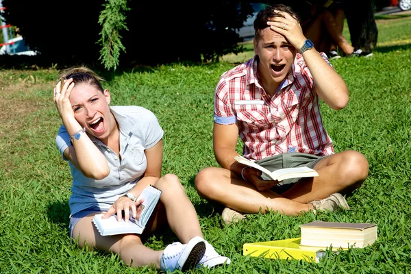 Due studenti stressati gridano: — Foto Stock