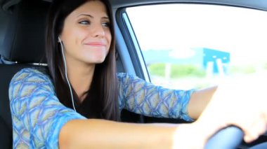 kadın arkadaşıyla telefonda konuşurken