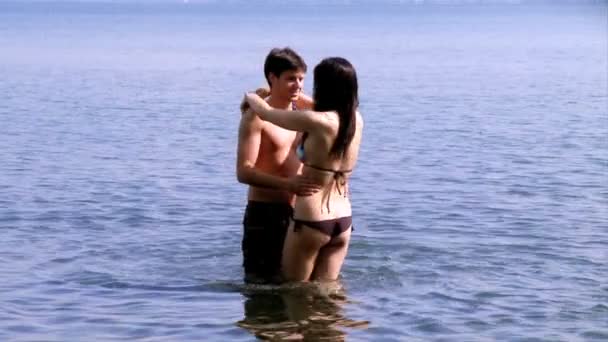 男と女、水で遊ぶ — ストック動画