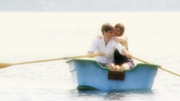 Paar wordt verliefd ontspannen in vakantie — Stockvideo