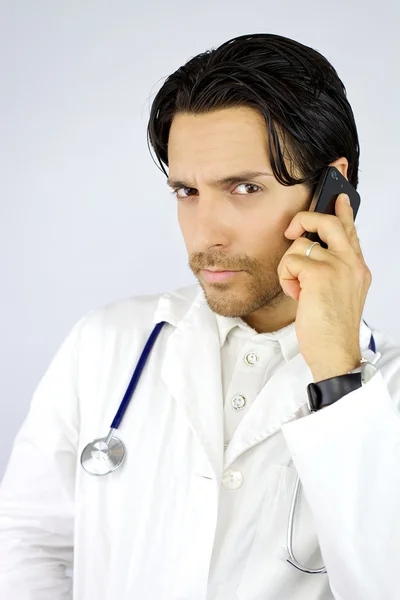 Doctor on the phone looking — Stock Photo, Image