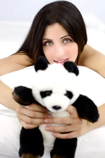 Glad kvinna ler med panda päls — Stockfoto