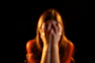 odak dışı suistimal edilmiş kadın