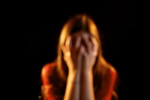 Mulher abusada fora de foco — Fotografia de Stock