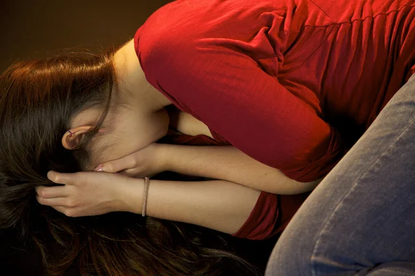 Mujer llorando después de ser golpeada — Foto de Stock