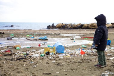 plaj ekolojik felaket kirliliği izlerken çocuk