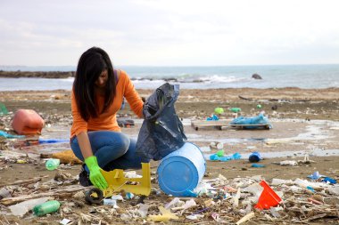 plastik kirliliği ortasında almak çalışıyor