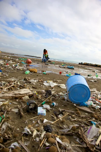 Déversement de saleté désastre sur la plage — Photo