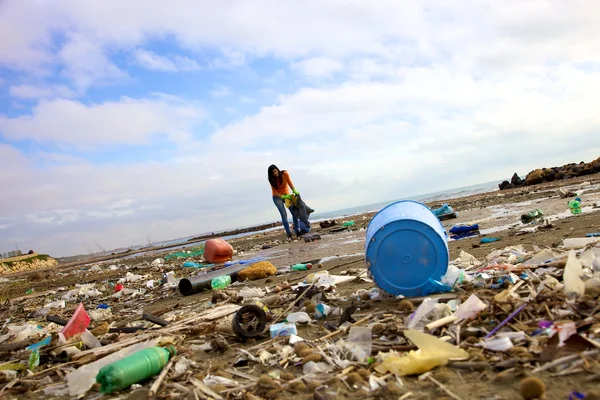 Mujer triste voluntaria tratando de limpiar la contaminación — Foto de Stock