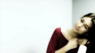 genç kadın kurutma uzun saç