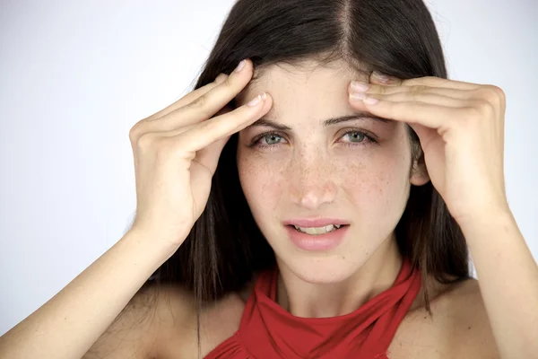 Mujer que sufre una fuerte migraña en la mañana sin maquillaje — Foto de Stock