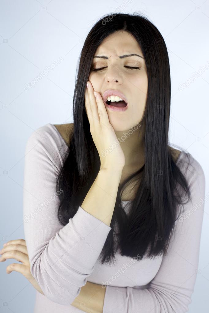 Woman in pain because of teeth problem