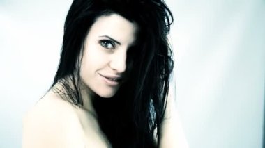 çıplak kadın stüdyoda öpücük gönderme