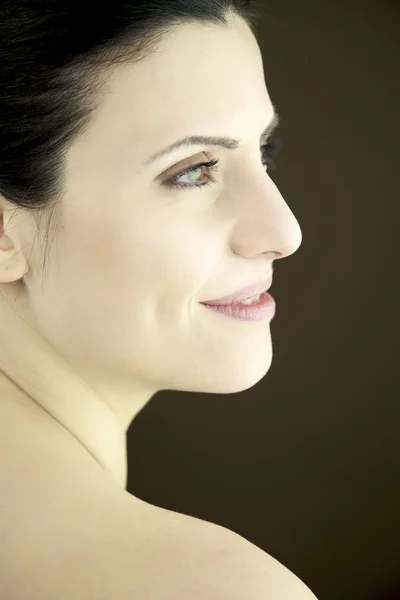 Nő a szép bőr és a zöld szemek profil portréja — Stock Fotó