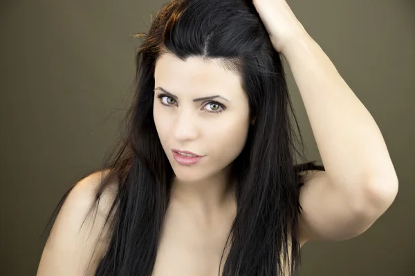 Donna toccando lunghi capelli neri — Foto Stock