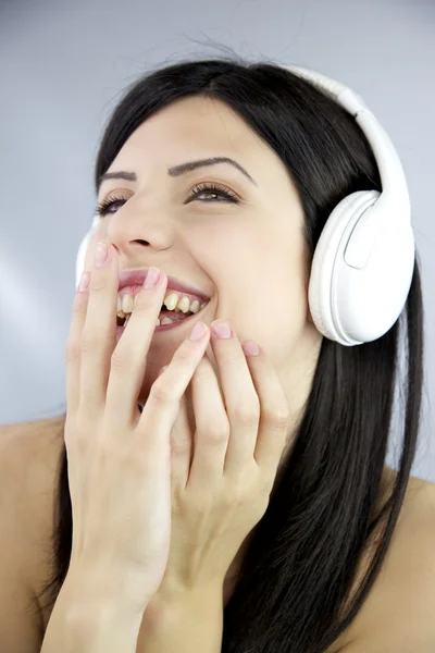 Mulher feliz rindo enquanto ouve música — Fotografia de Stock