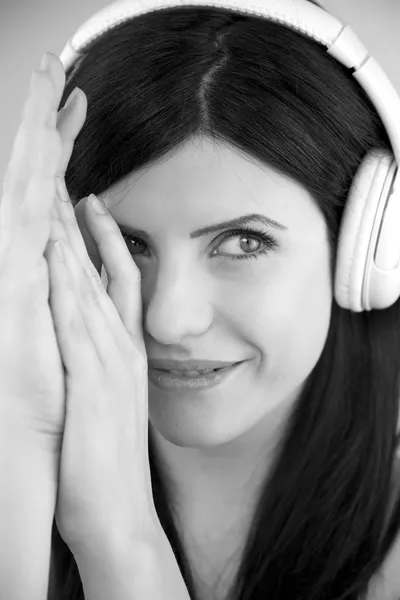 Γυναίκα με ακουστικά που είναι χαμογελώντας closeup — Φωτογραφία Αρχείου