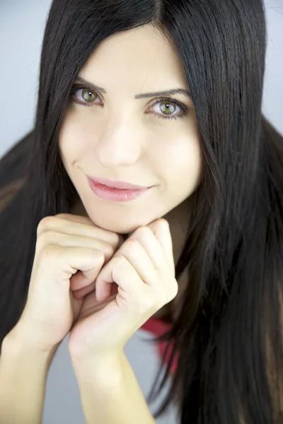 Mulher com cabelo sedoso preto bonito longo — Fotografia de Stock