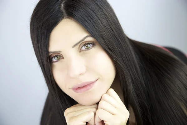 Mulher com cabelo preto bonito sedoso muito longo — Fotografia de Stock